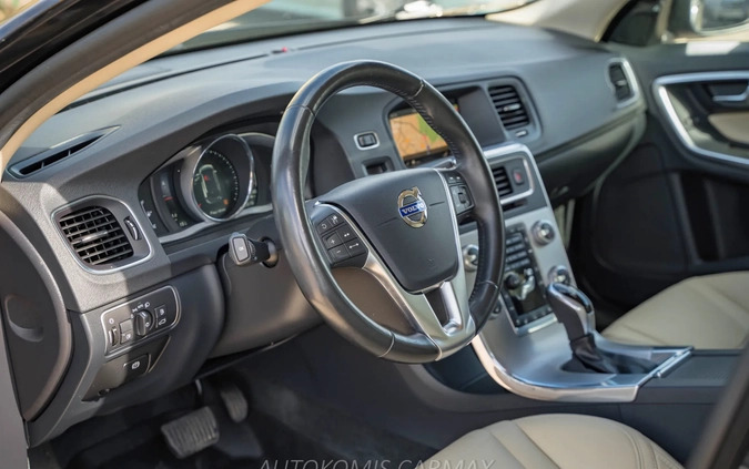 Volvo V60 cena 78000 przebieg: 113000, rok produkcji 2018 z Białystok małe 379